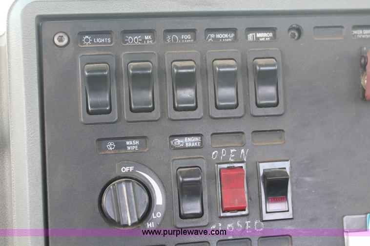 image for item I8179 1991 Mack CH613 semi truck