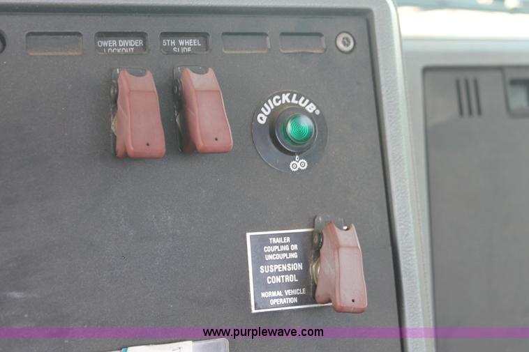 image for item I8179 1991 Mack CH613 semi truck