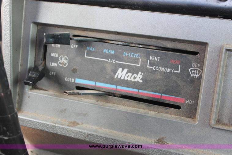 image for item I8179 1991 Mack CH613 semi truck