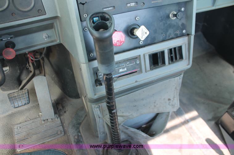 image for item I8179 1991 Mack CH613 semi truck
