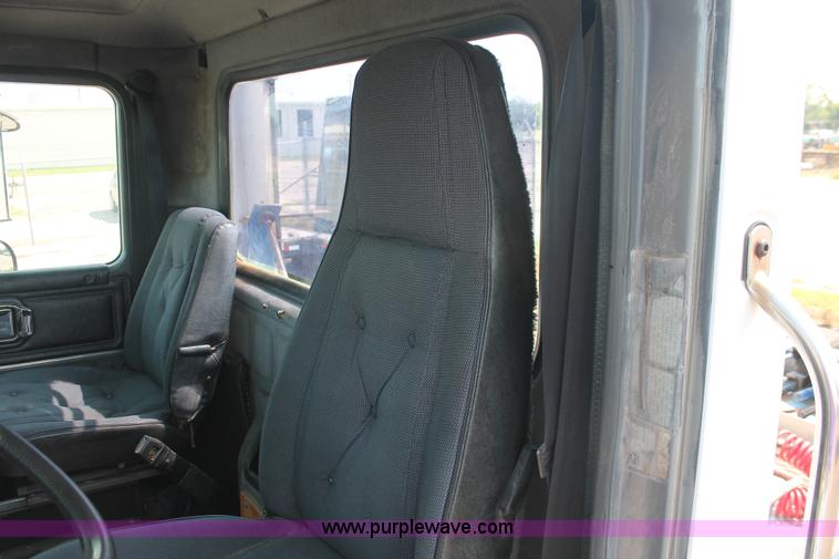 image for item I8179 1991 Mack CH613 semi truck