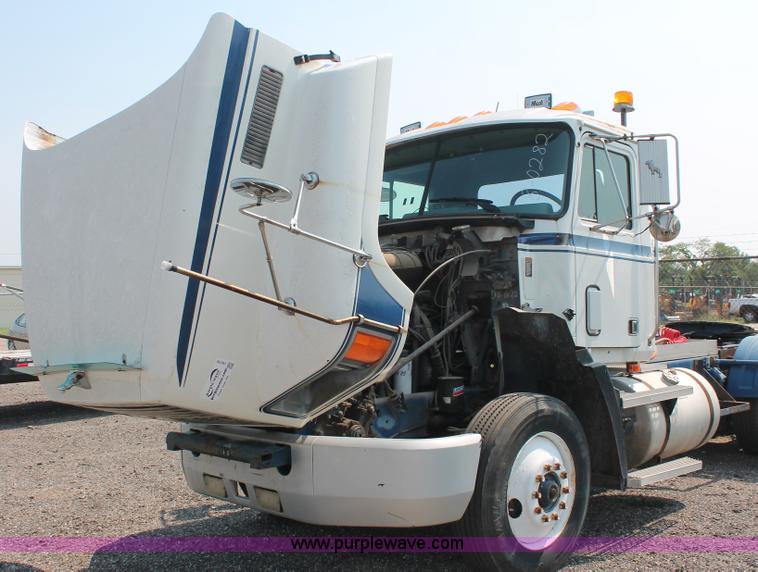 image for item I8179 1991 Mack CH613 semi truck