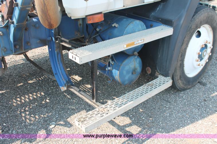 image for item I8179 1991 Mack CH613 semi truck