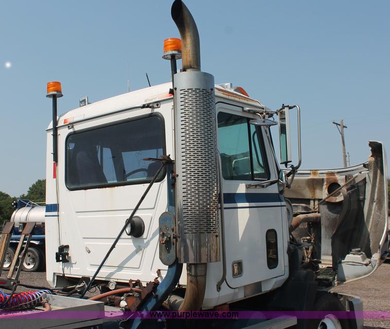 image for item I8179 1991 Mack CH613 semi truck