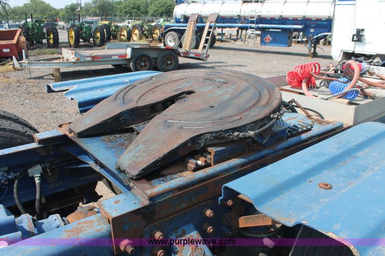 image for item I8179 1991 Mack CH613 semi truck