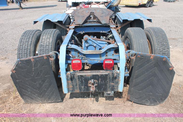 image for item I8179 1991 Mack CH613 semi truck