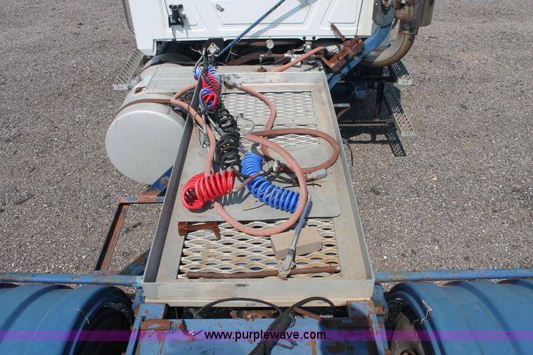 image for item I8179 1991 Mack CH613 semi truck