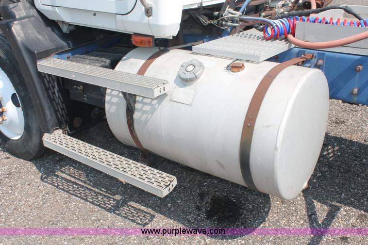 image for item I8179 1991 Mack CH613 semi truck