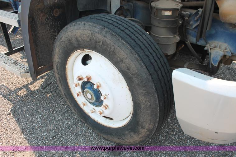 image for item I8179 1991 Mack CH613 semi truck