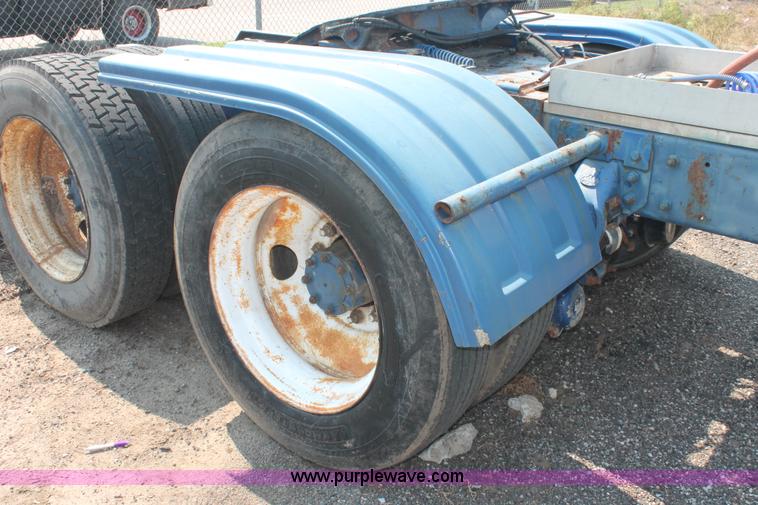 image for item I8179 1991 Mack CH613 semi truck