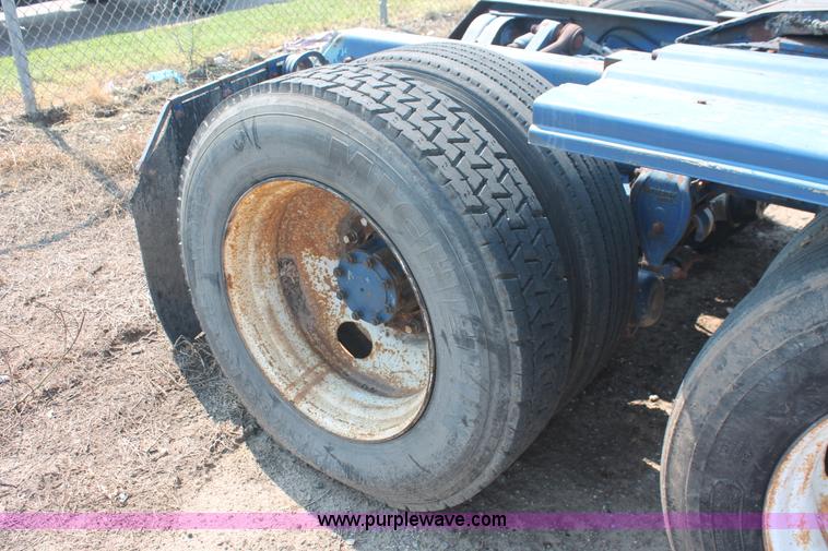 image for item I8179 1991 Mack CH613 semi truck