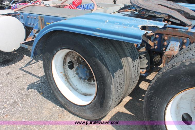 image for item I8179 1991 Mack CH613 semi truck