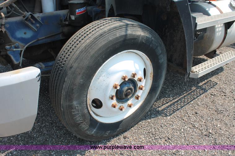 image for item I8179 1991 Mack CH613 semi truck