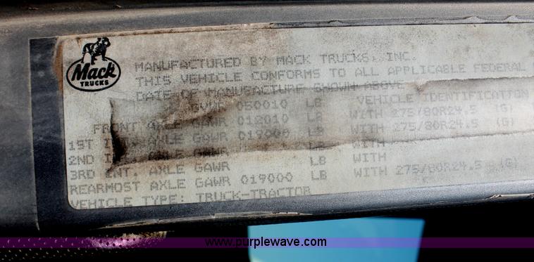 image for item I8179 1991 Mack CH613 semi truck