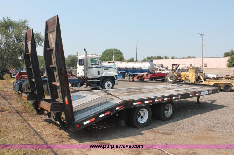 image for item I8181 2000 Contrail C24 equipment trailer