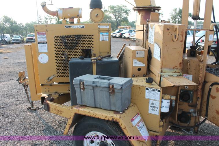 image for item I8203 Bandit 250XP mobile chipper/shredder