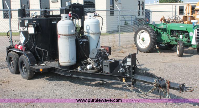 image for item I8206 2001 Crafco one ton poly patch machine