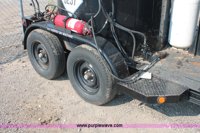 image for item I8206 2001 Crafco one ton poly patch machine