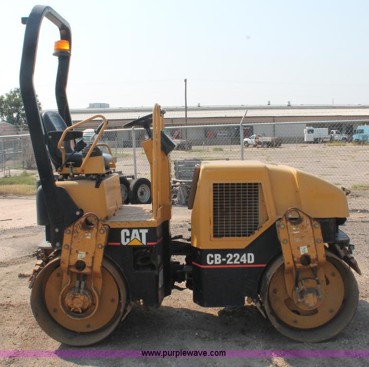 image for item I8213 2002 Caterpillar CB-224D articulated vibratory roller