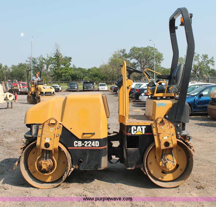 image for item I8213 2002 Caterpillar CB-224D articulated vibratory roller