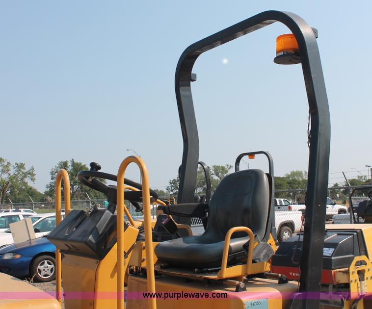 image for item I8213 2002 Caterpillar CB-224D articulated vibratory roller