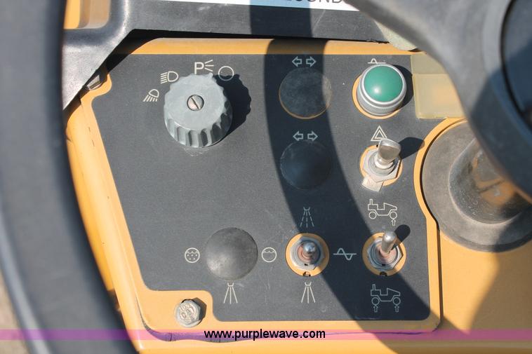 image for item I8213 2002 Caterpillar CB-224D articulated vibratory roller