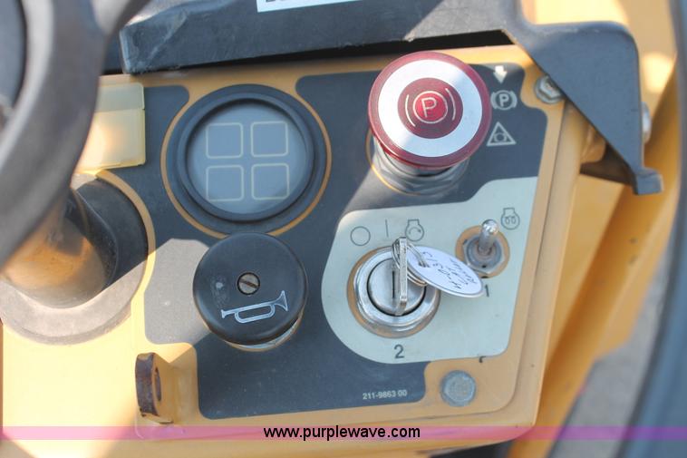 image for item I8213 2002 Caterpillar CB-224D articulated vibratory roller