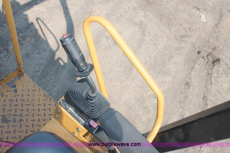 image for item I8213 2002 Caterpillar CB-224D articulated vibratory roller