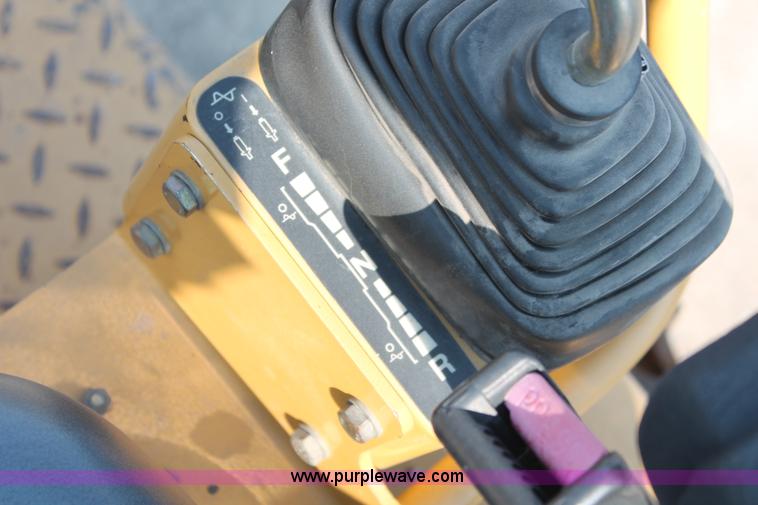 image for item I8213 2002 Caterpillar CB-224D articulated vibratory roller