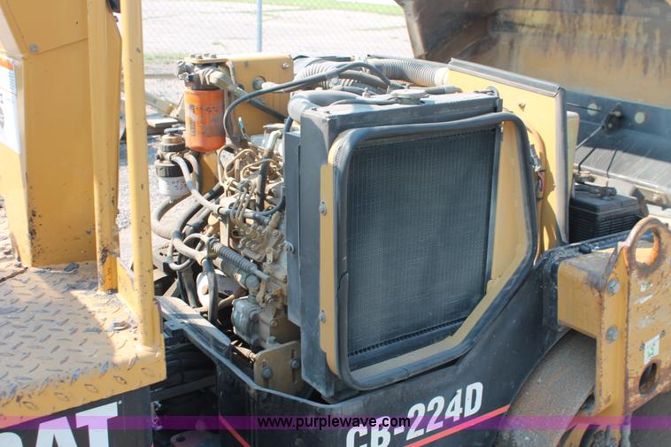 image for item I8213 2002 Caterpillar CB-224D articulated vibratory roller