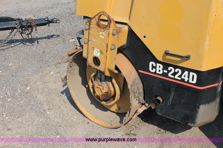 image for item I8213 2002 Caterpillar CB-224D articulated vibratory roller