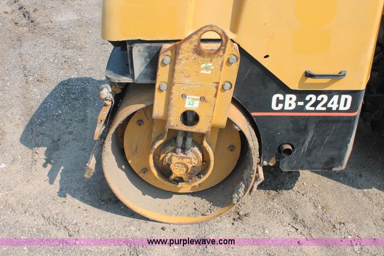 image for item I8213 2002 Caterpillar CB-224D articulated vibratory roller