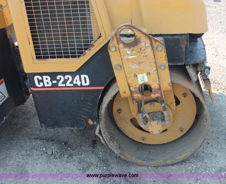 image for item I8213 2002 Caterpillar CB-224D articulated vibratory roller