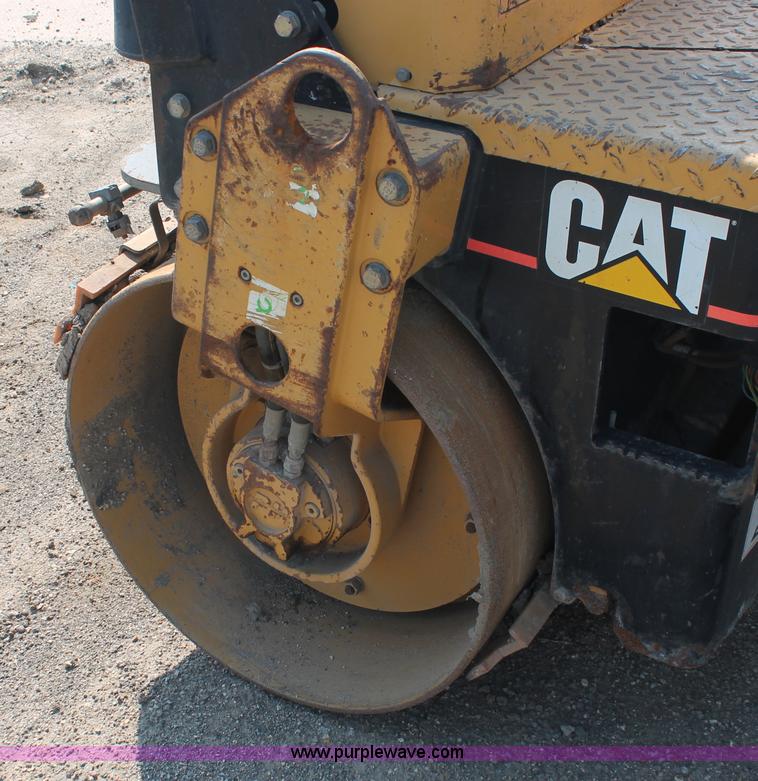 image for item I8213 2002 Caterpillar CB-224D articulated vibratory roller