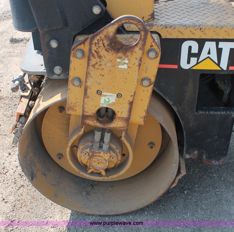 image for item I8213 2002 Caterpillar CB-224D articulated vibratory roller