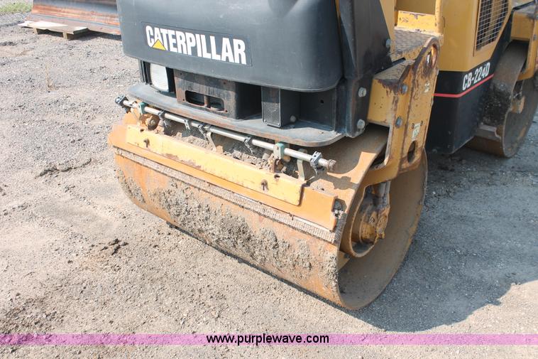 image for item I8213 2002 Caterpillar CB-224D articulated vibratory roller