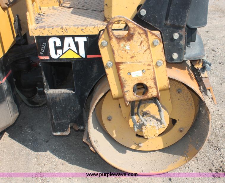 image for item I8213 2002 Caterpillar CB-224D articulated vibratory roller
