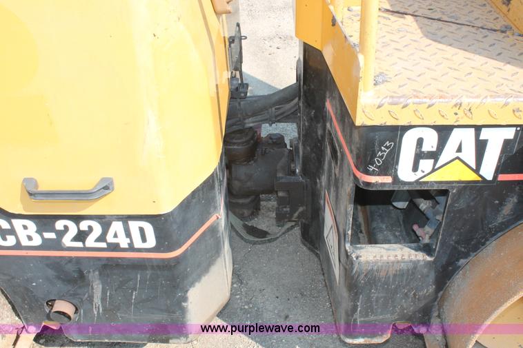 image for item I8213 2002 Caterpillar CB-224D articulated vibratory roller