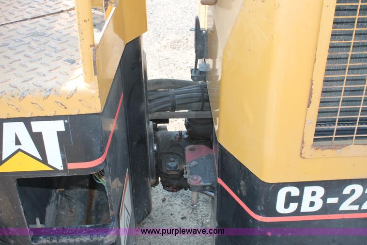 image for item I8213 2002 Caterpillar CB-224D articulated vibratory roller