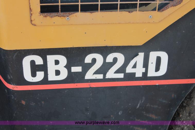 image for item I8213 2002 Caterpillar CB-224D articulated vibratory roller