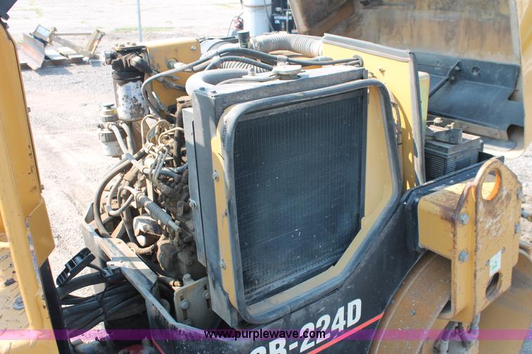 image for item I8215 2002 Caterpillar CB-224D articulated vibratory smooth drum roller