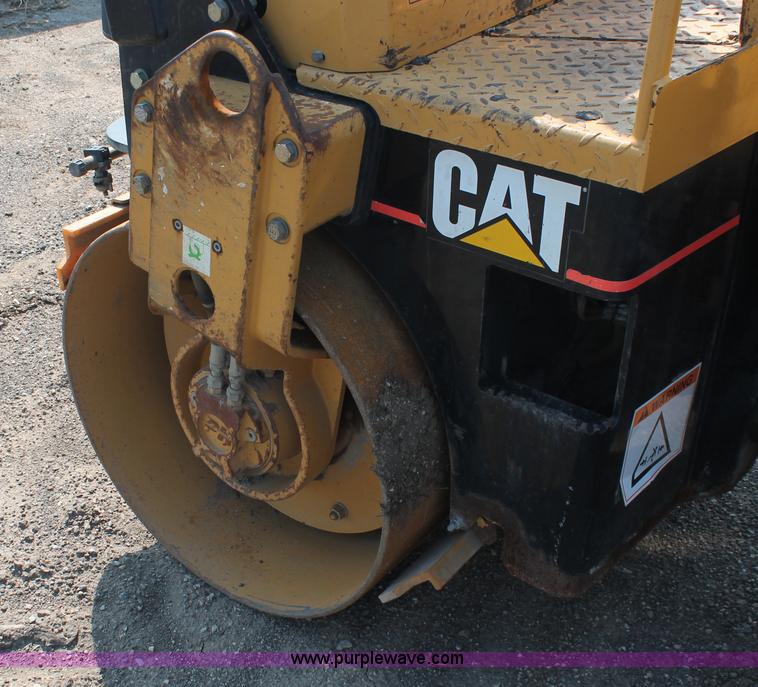 image for item I8215 2002 Caterpillar CB-224D articulated vibratory smooth drum roller