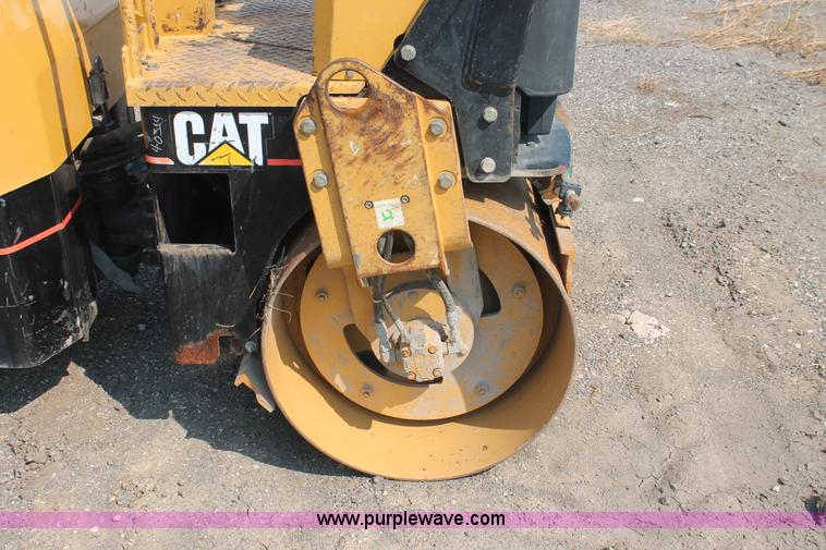 image for item I8215 2002 Caterpillar CB-224D articulated vibratory smooth drum roller
