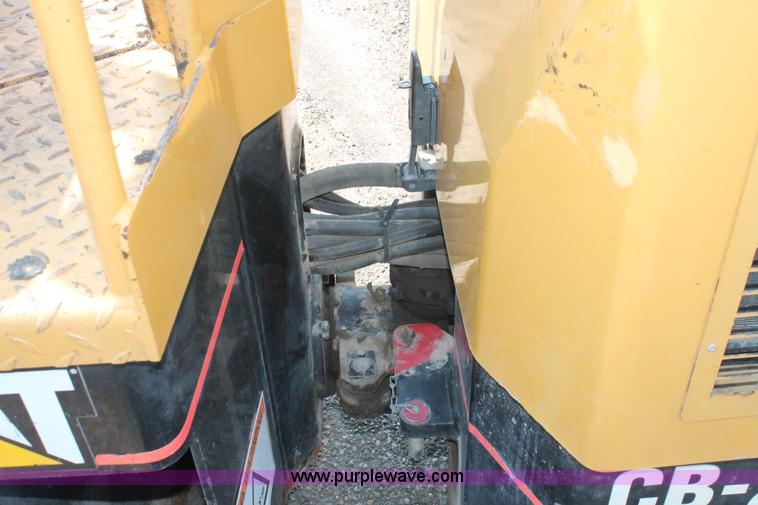 image for item I8215 2002 Caterpillar CB-224D articulated vibratory smooth drum roller