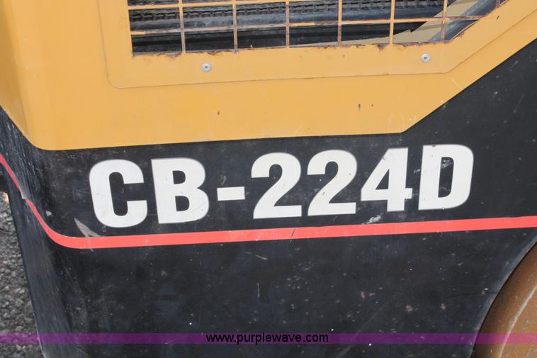 image for item I8215 2002 Caterpillar CB-224D articulated vibratory smooth drum roller