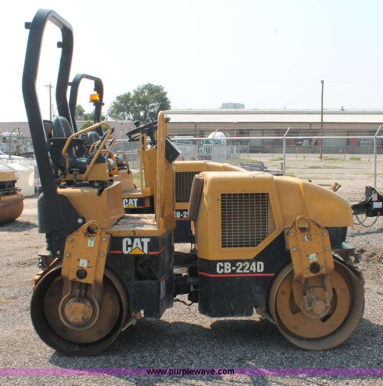image for item I8217 2002 Caterpillar CB-224D articulated vibratory smooth drum roller