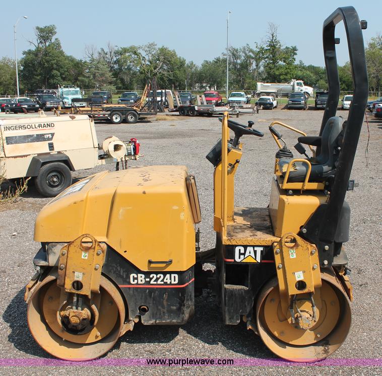 image for item I8217 2002 Caterpillar CB-224D articulated vibratory smooth drum roller
