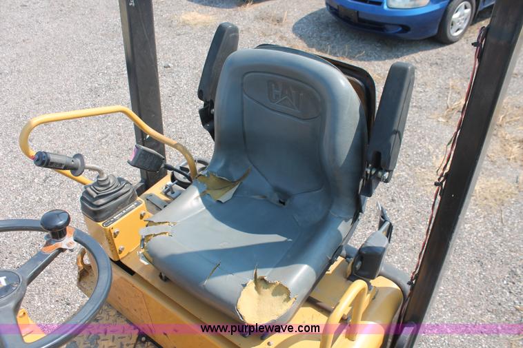 image for item I8217 2002 Caterpillar CB-224D articulated vibratory smooth drum roller