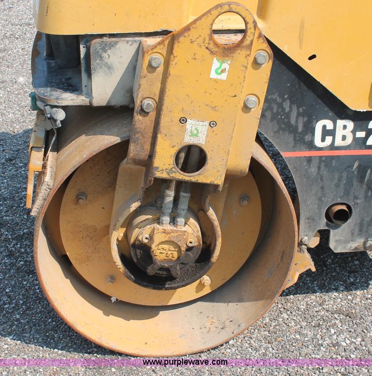 image for item I8217 2002 Caterpillar CB-224D articulated vibratory smooth drum roller