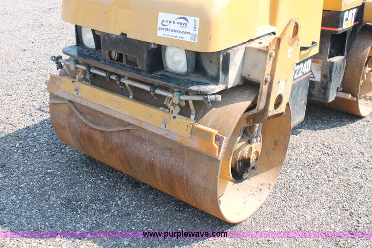 image for item I8217 2002 Caterpillar CB-224D articulated vibratory smooth drum roller